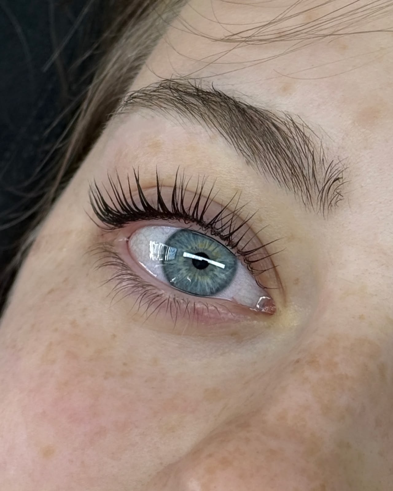 Wimpernverlängerung Nahaufnahme glänzend