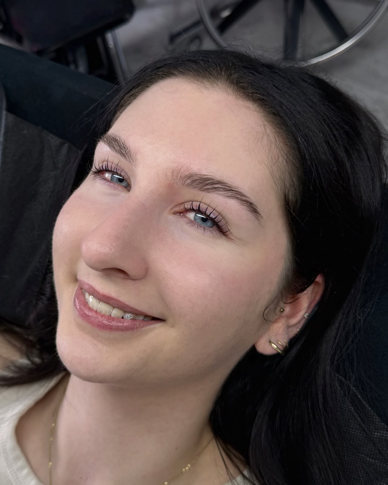 Klassische Wimpernverlängerung lächelnd